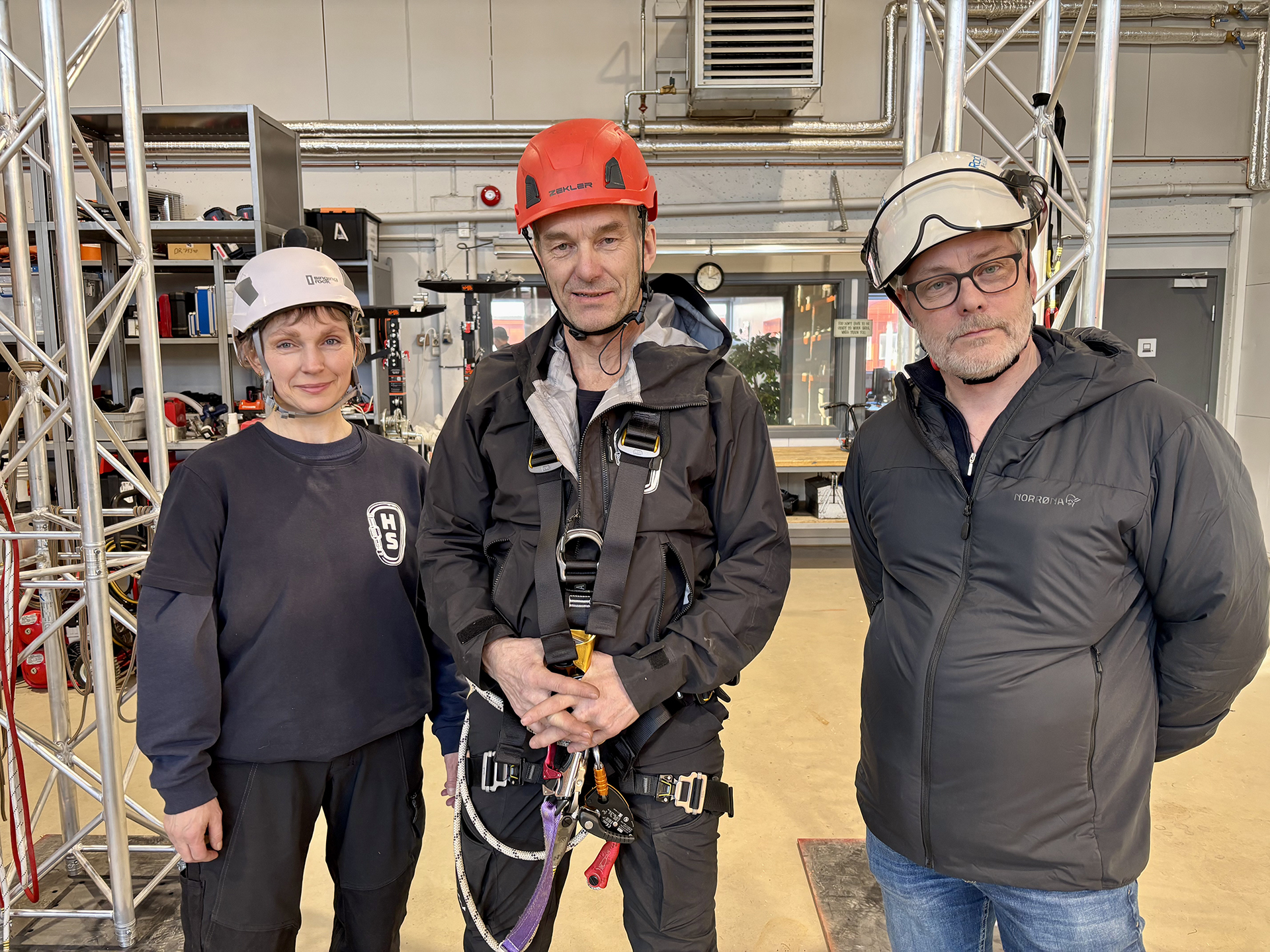 Michaela Landauer-Peschel og Hans Randen fra Høyde Sikkerhet, HMS-ansvarlig i Klive, Jens Christian Bjøntegaard.