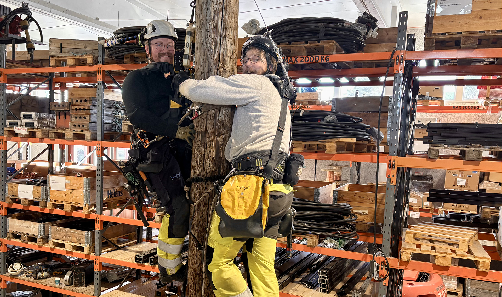 To menn i stolpe på fallsikrings- og redningskurs hos Høyde Sikkerhet